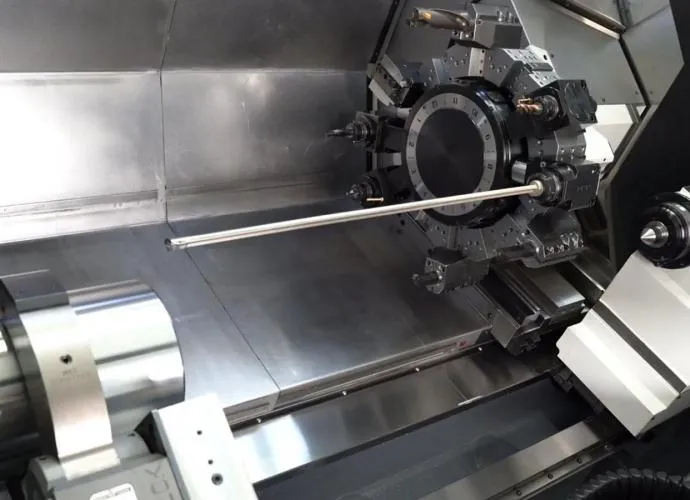 Interno di un tornio cnc